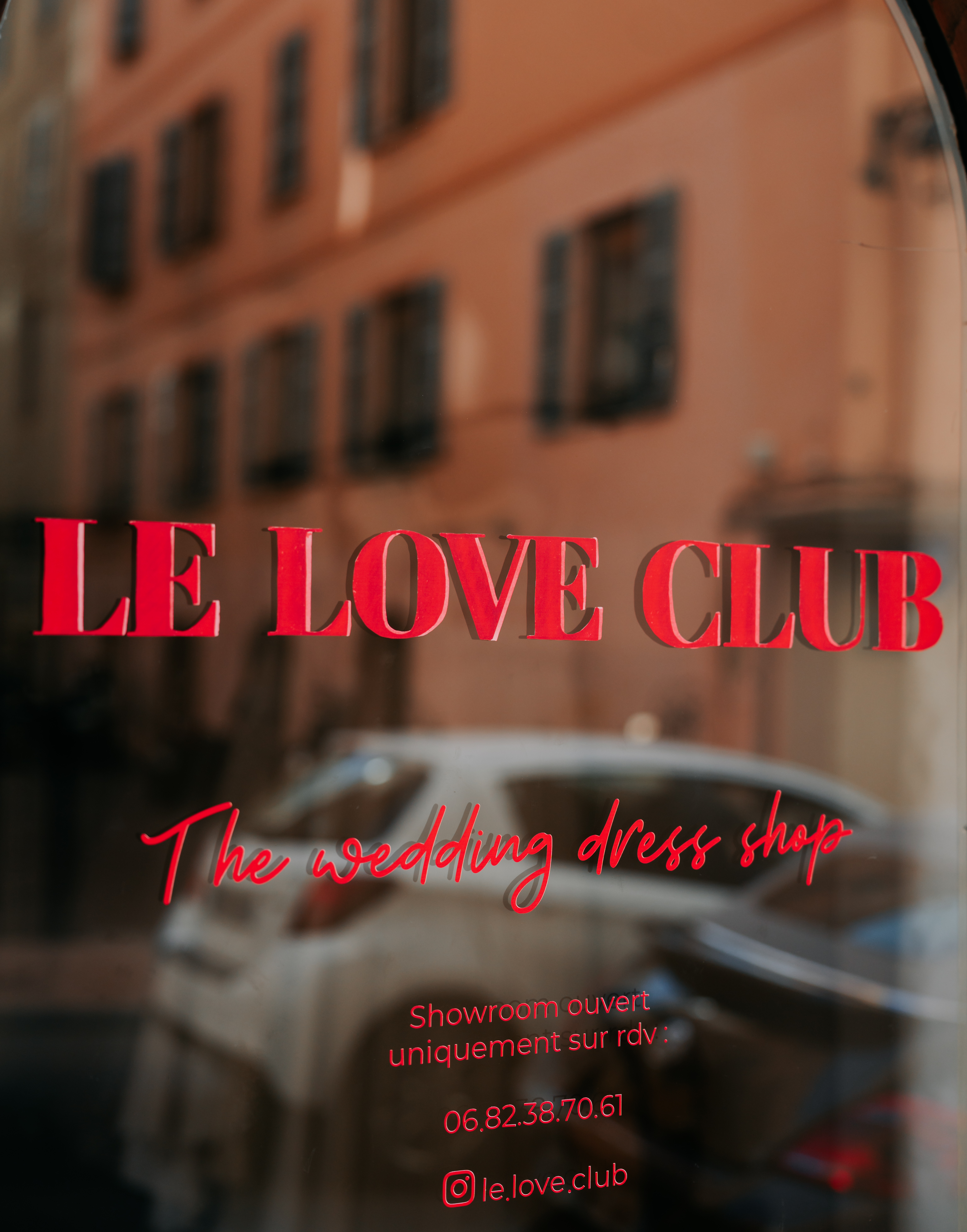 le love club showroom de robes de mariée à Ajaccio, porte de la boutique
