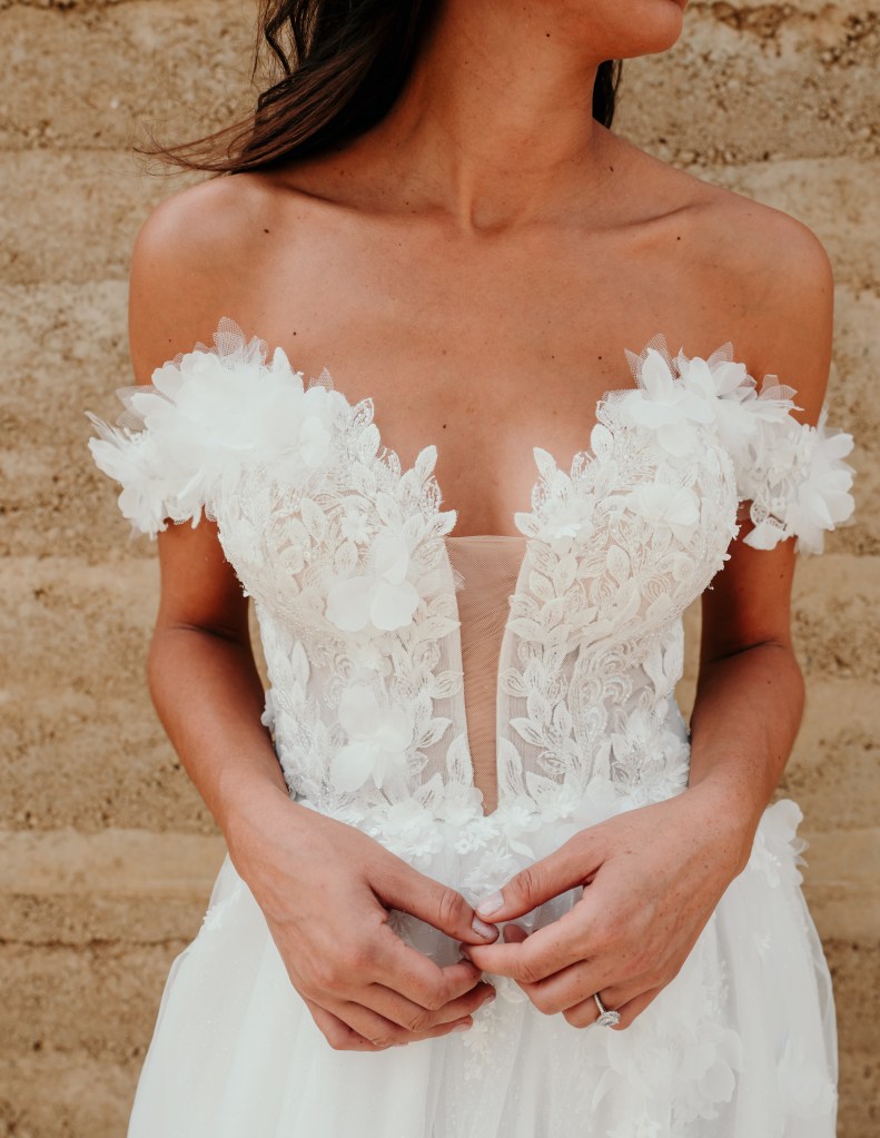 Le Love Club : robe 413 bustier brodé de fleurs xxl avec manches amovibles à pressions pour créer du volume