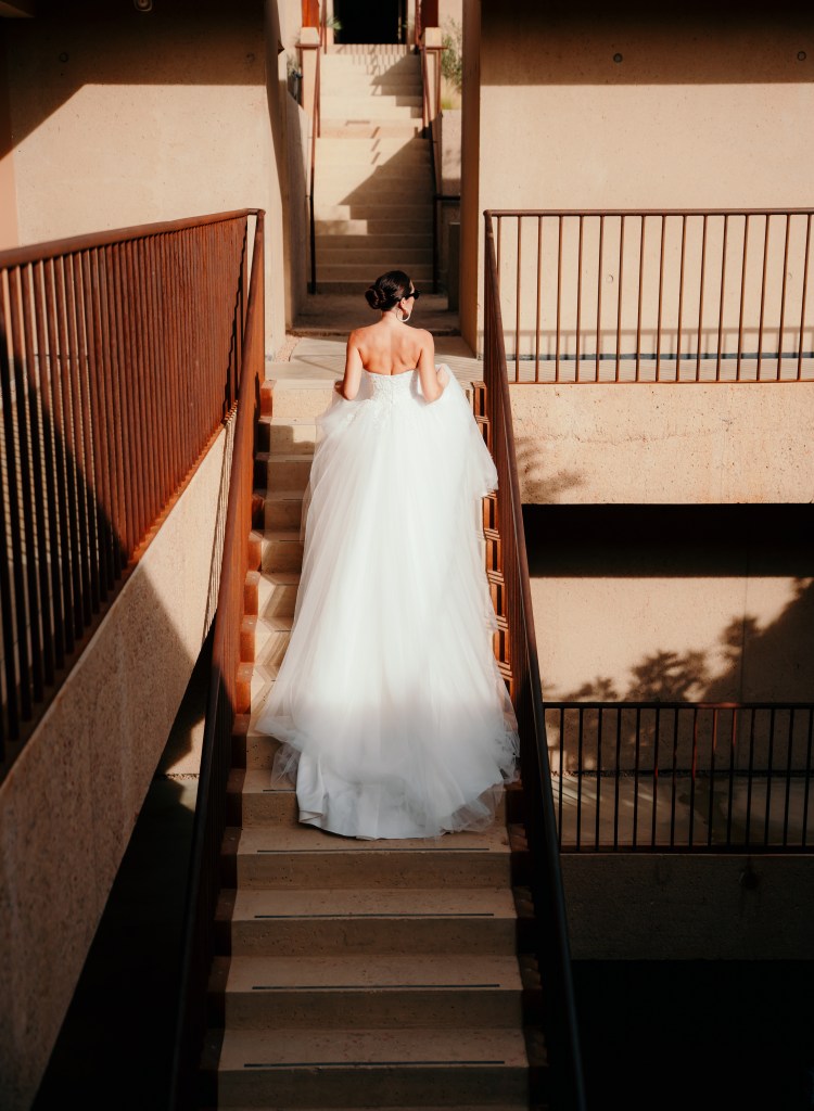 le love club showroom de robe de mariée Ajaccio, robe de mariée princesse bustier brodé dos laçage et traine 3m