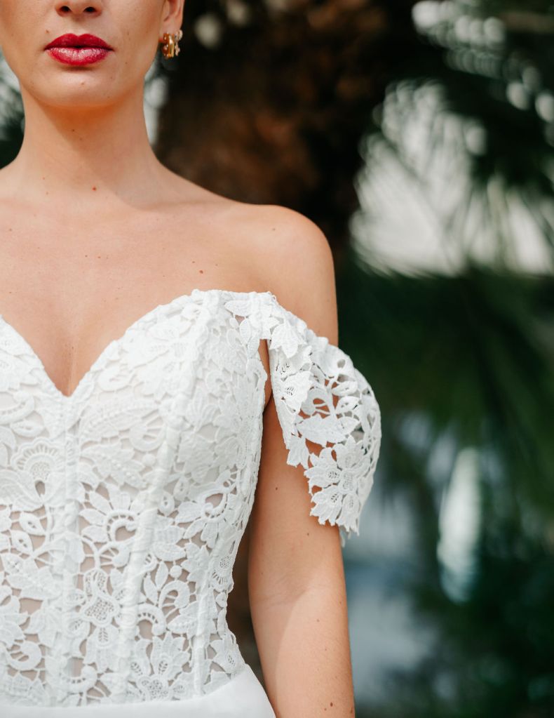 le love club Ajaccio robe de mariée bohème en guipure à manches courtes amovibles et décolleté cœur sur un bas en mousseline